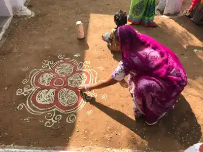 En India se decoran los espacios comunes con tizas y tintes naturales.