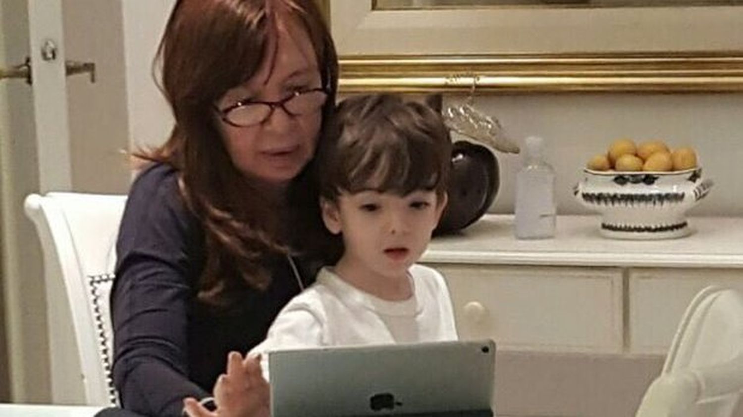 Cristina no fue a votar y se quedó en su casa "mirando dibujitos" con su nieto
