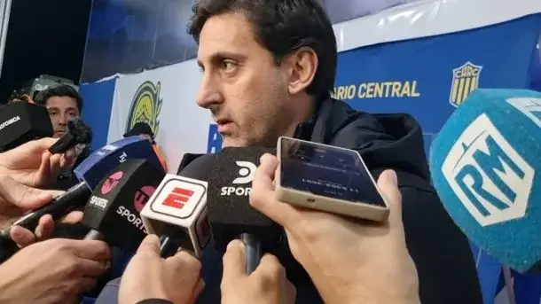 Diego Milito explotó contra el arbitraje de Darío Herrera.