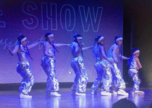 Una vez más, Luna Almada brilló en el escenario junto a sus alumnas de danza