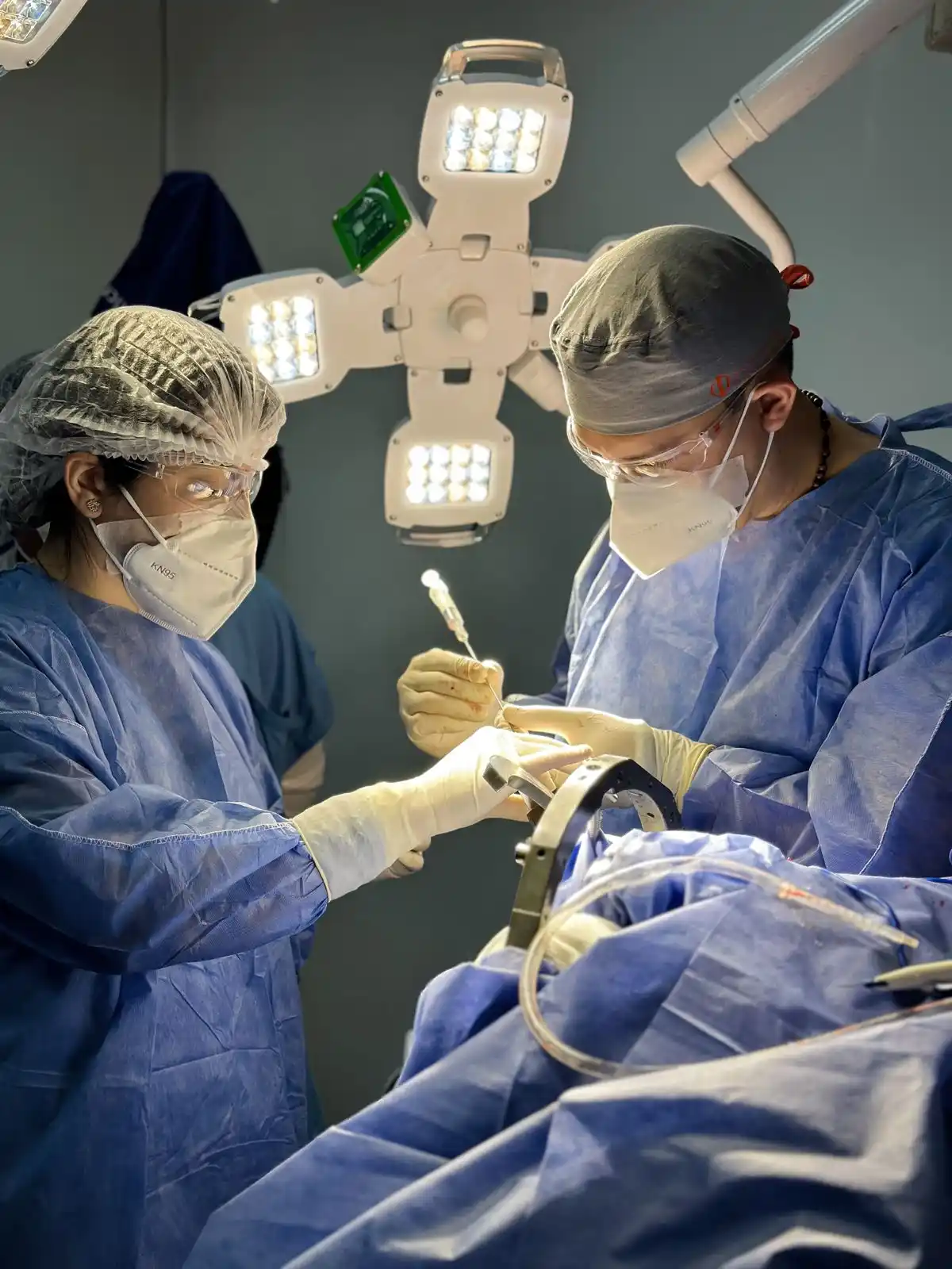 A través de una punción con aguja, se logró obtener la muestra de tejido para diagnosticar el tipo de lesión que sufre en el cerebro y así avanzar con el tratamiento específico.