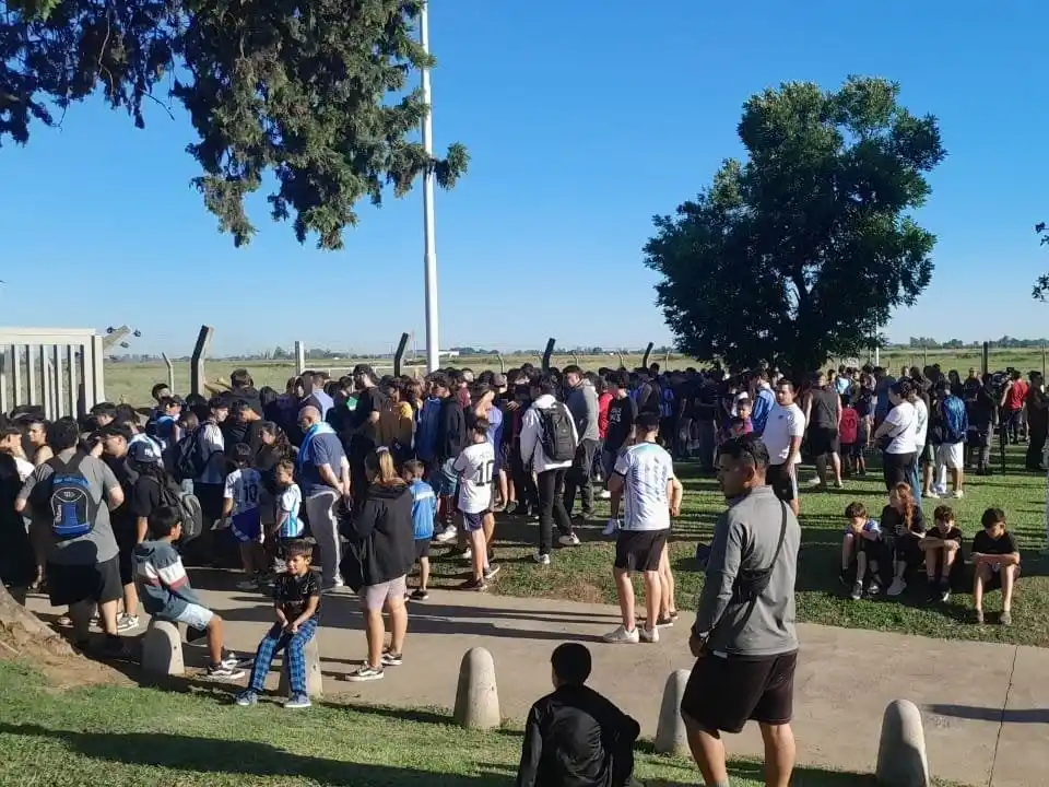 Fanáticos se hicieron presentes en el aeropuerto para ver al astro rosarino.