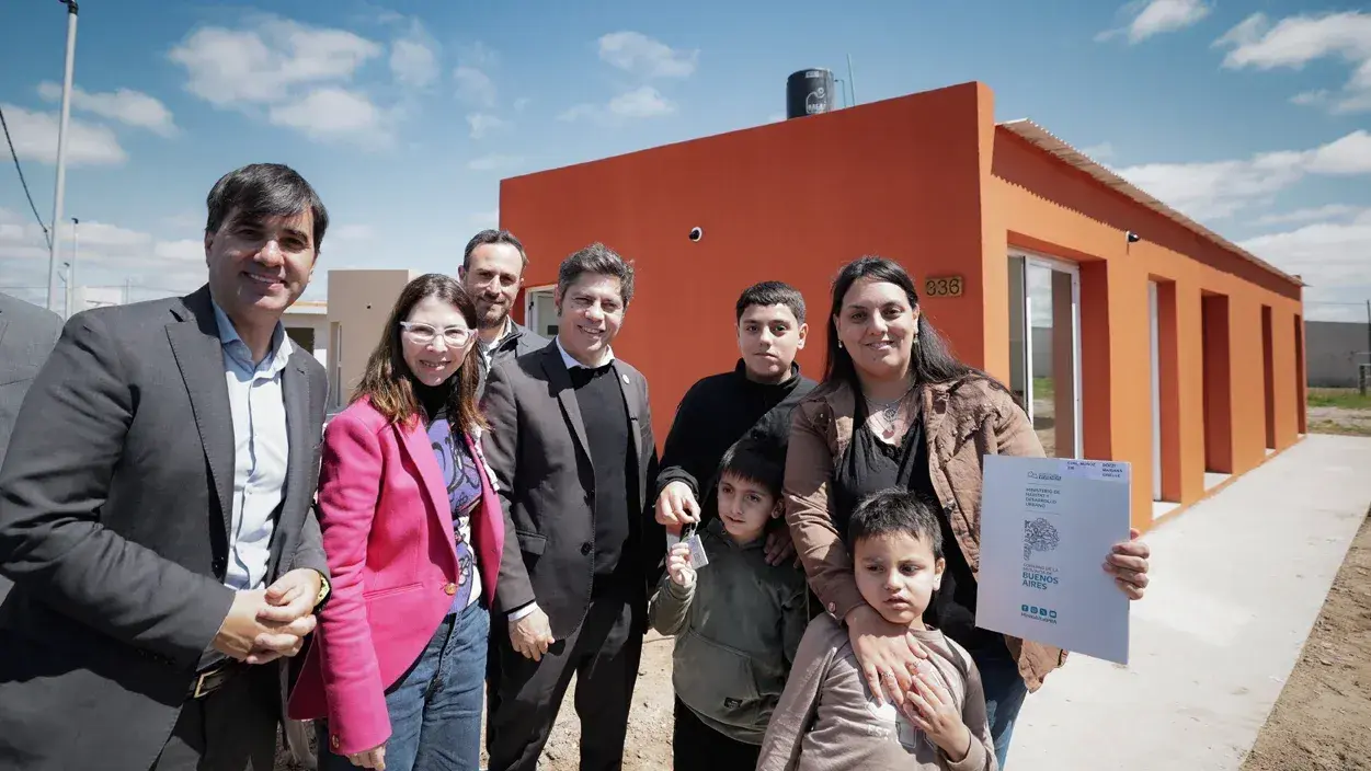 Kicillof entrega viviendas.