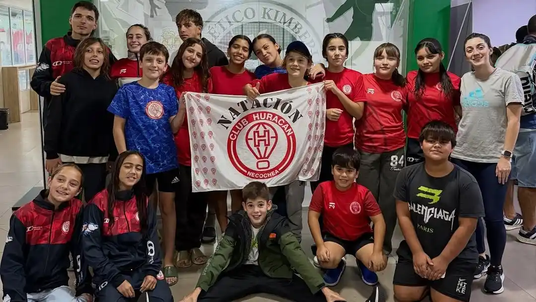 La delegación del Club Huracán que compitió en el certamen en Mar del Plata