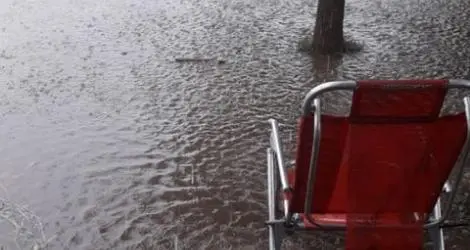 Lluvia: “Todo pavimento menos esta cuadra y se nos viene toda el agua”