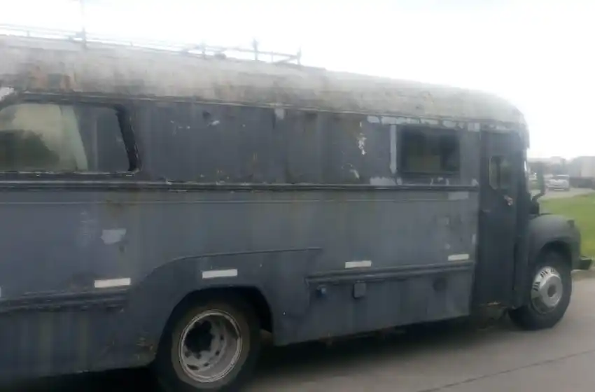 Robó un Fiat Uno y se escondió en un colectivo abandonado: fue detenido