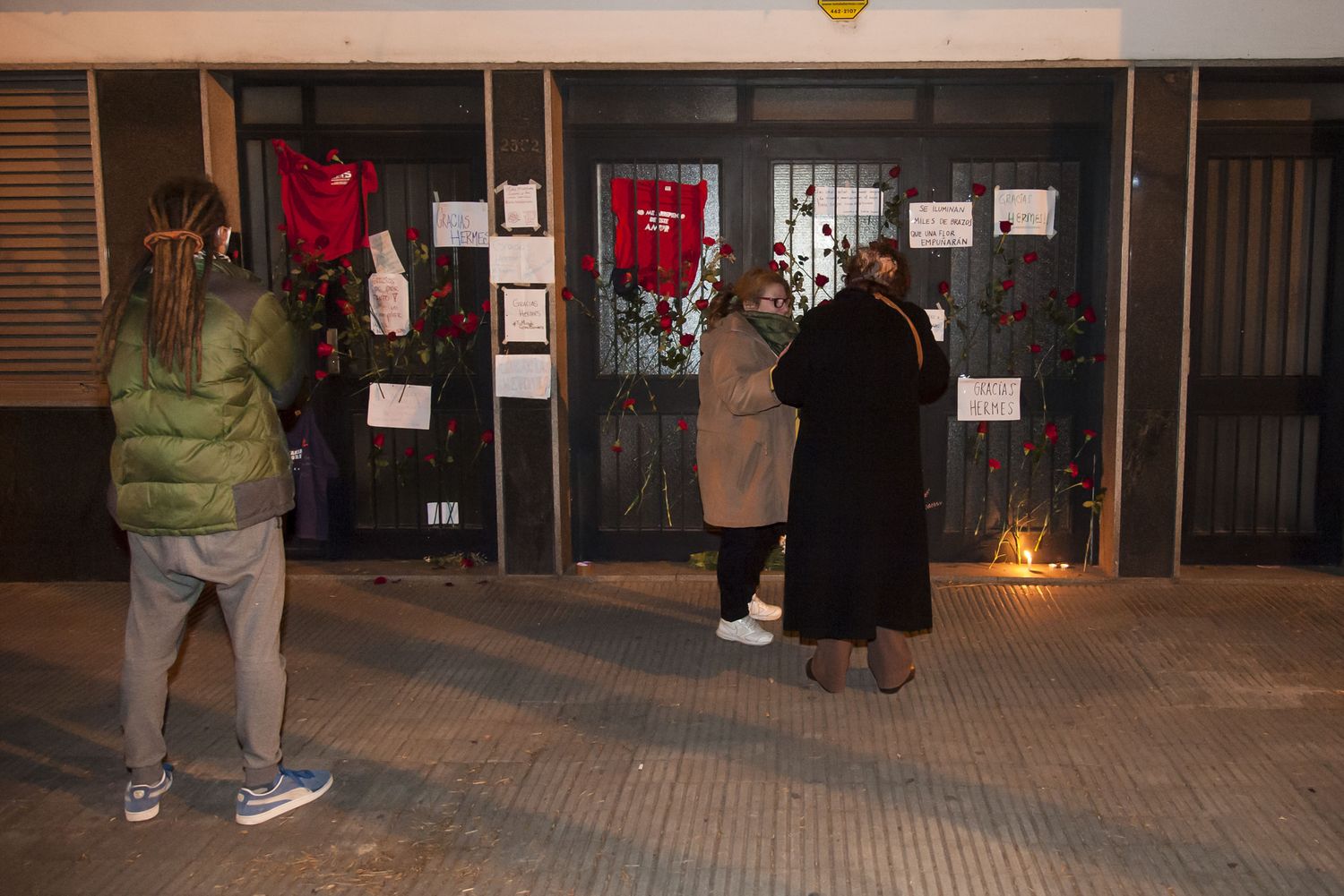 Rosario: la gente se acerca a la casa de Binner para dejar flores y mensajes