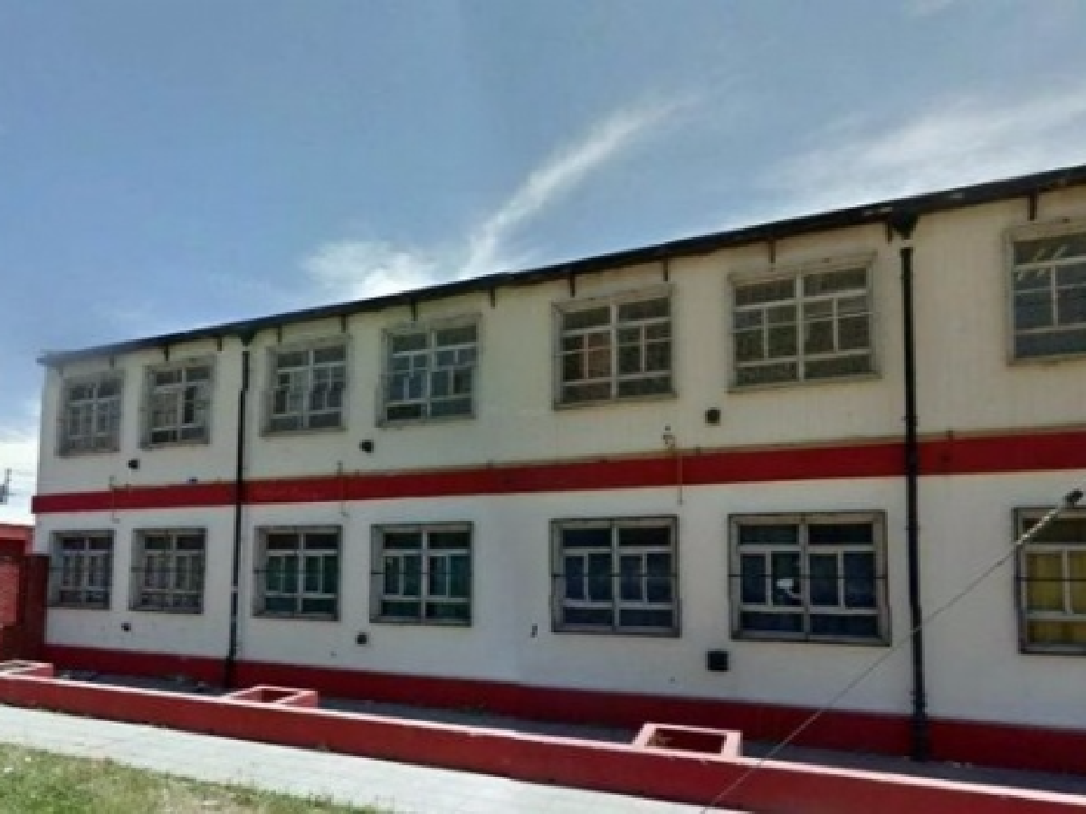 Le disparó a una compañera de curso porque le robó la silla