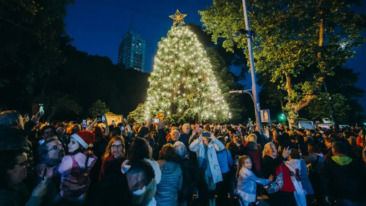 Se enciende el Árbol Navideño en Plaza San Martín con música, feria y la visita de Papá Noel