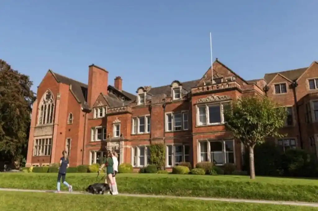 Ataque en un colegio de Inglaterra: un estudiante hirió de gravedad a tres personas