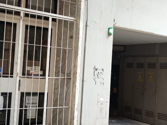 Un hombre resultó herido tras caer desde un edificio mientras trabajaba subido a una escalera en el centro