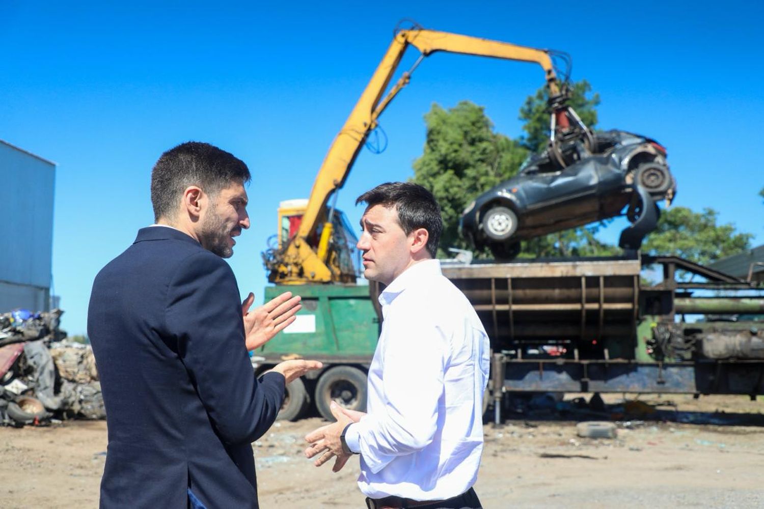 Pullaro y Figueroa Escauriza durante la compactación de vehículos.