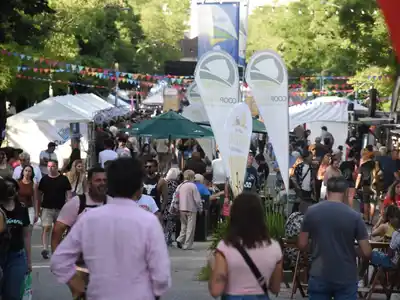 El público recorrió los stands y probó la variedad de quesos locales.