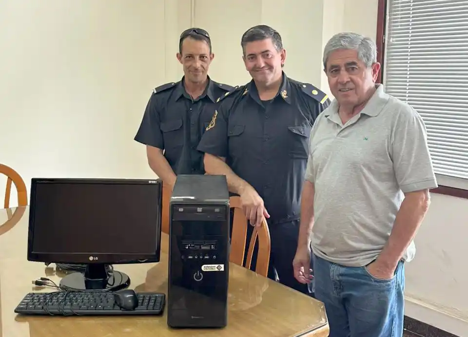 Donación. Arrieta junto a los policías Blanc y Gallardo