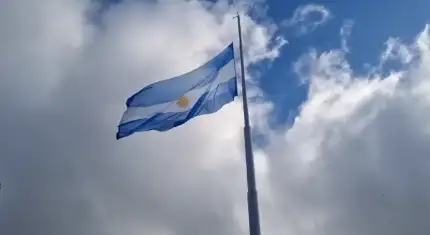 La bandera nacional de Argentina.