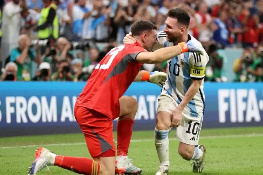 Dibu Martínez le pidió a Messi que vaya al Aston Villa: "Me corto el salario"