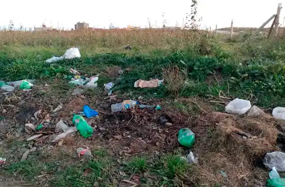 Reclaman la limpieza de un microbasural frente a la plaza del barrio El Martillo
