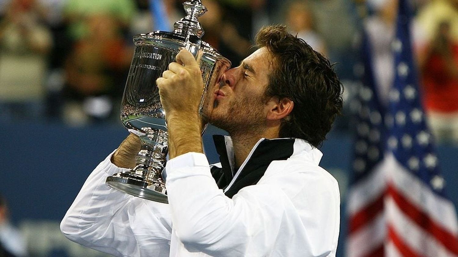 Del Potro besando el ansiado trofeo del US Open en 2009.