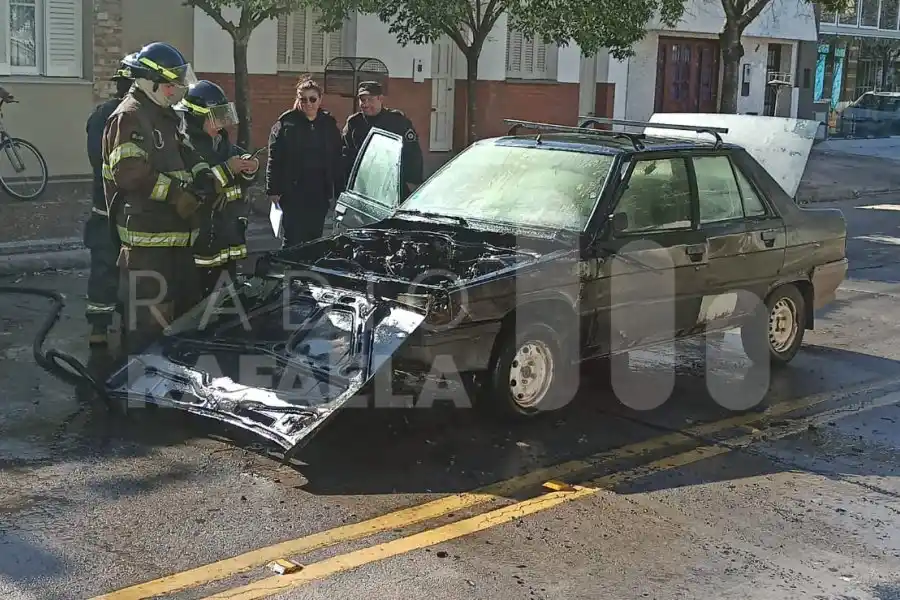 Momentos de tensión: un auto se prendió fuego a metros de Av. Suipacha