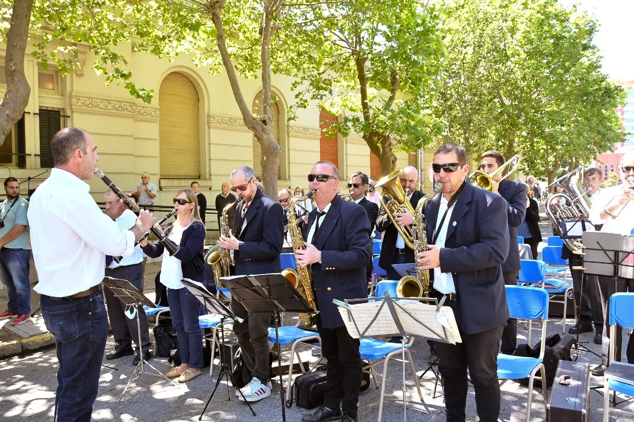 La Banda Municipal cumplió 20 años y se presenta este domingo