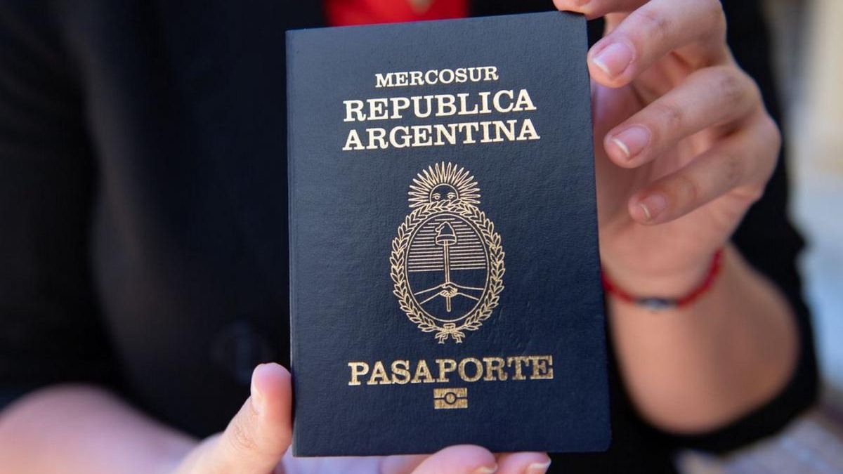 Miles de pasaportes emitidos por el Renaper presentan fallas en la tinta de seguridad
