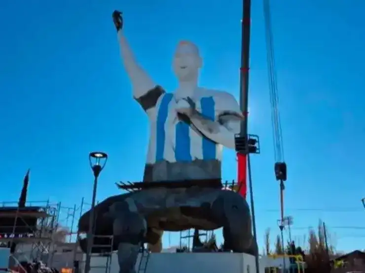 Inauguraron en la ciudad de Cutral Co una estatua de Messi de 26 metros, la más alta del mundo