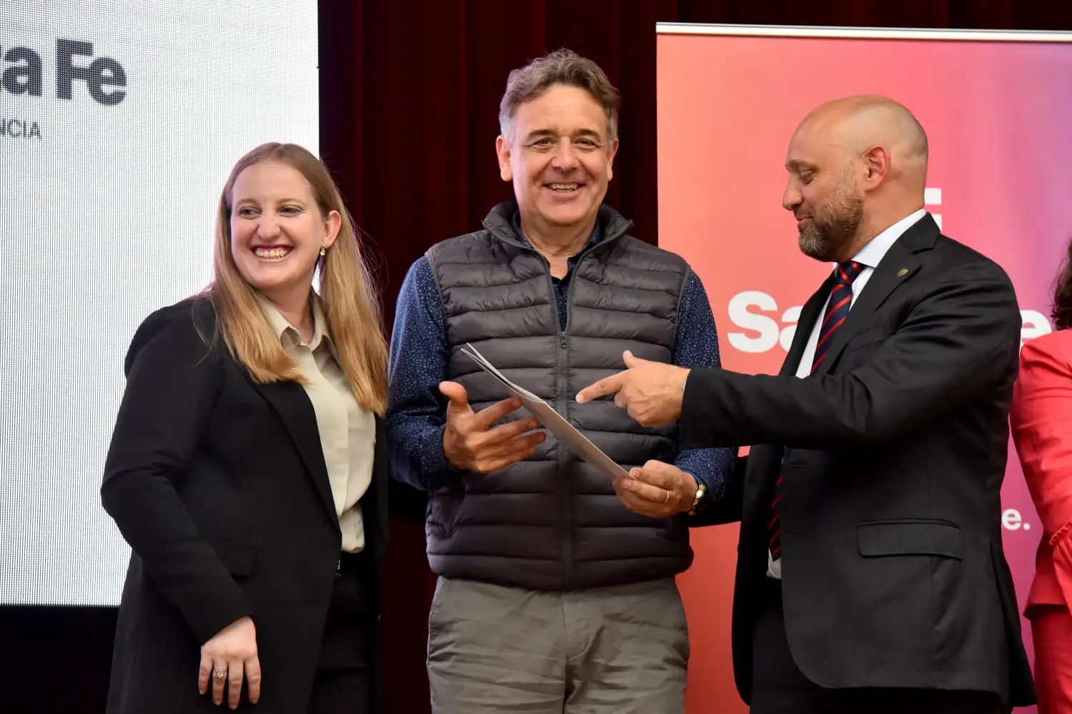 El intendente Leonel Maximino junto a Victoria Tejada y Gustavo Puccini (derecha).