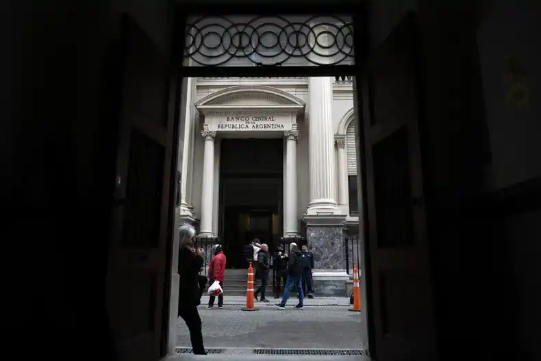 Tensión: el Banco Central vendió US$ 379 millones y el Riesgo País superó los 1.400