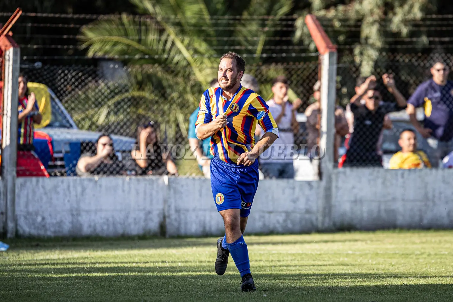 Matías “Gallego” Elorza en su retornó a Colegiales, marcó para la victoria ante Quilmes y lo festeja tomando la camiseta tricolor y mirando a la hinchada