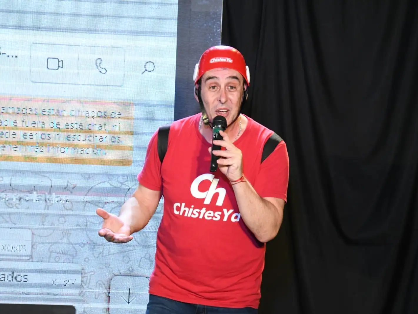 El humorista se presenta todas las noches con su espectáculo "Chistes Ya".