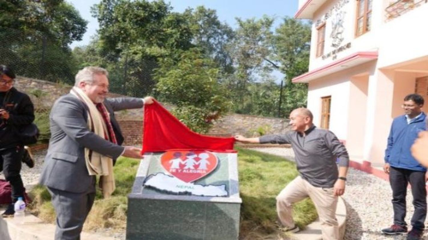 DE VENEZUELA PARA EL MUNDO: Fe y Alegría conquista el continente asiático con una escuela en Nepal