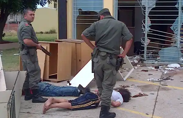 Confirman la primera detención por instigar saqueos en Facebook