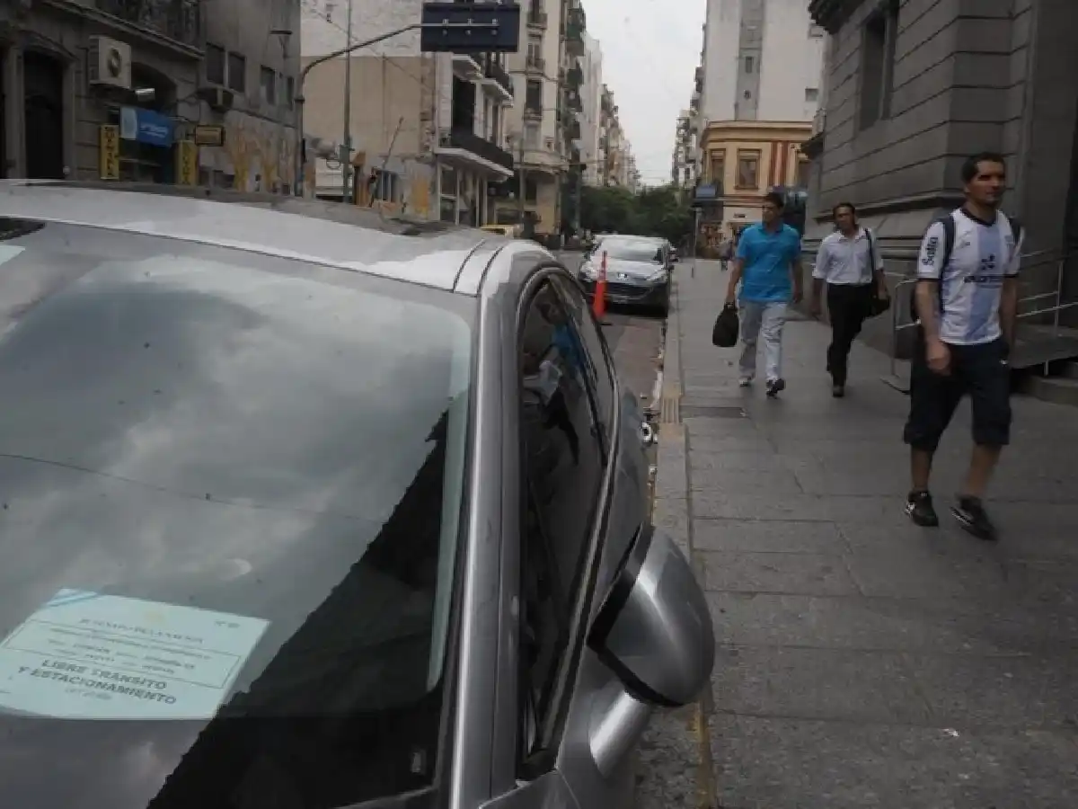 El gobierno revocó los privilegios a los  funcionarios para circular y estacionar