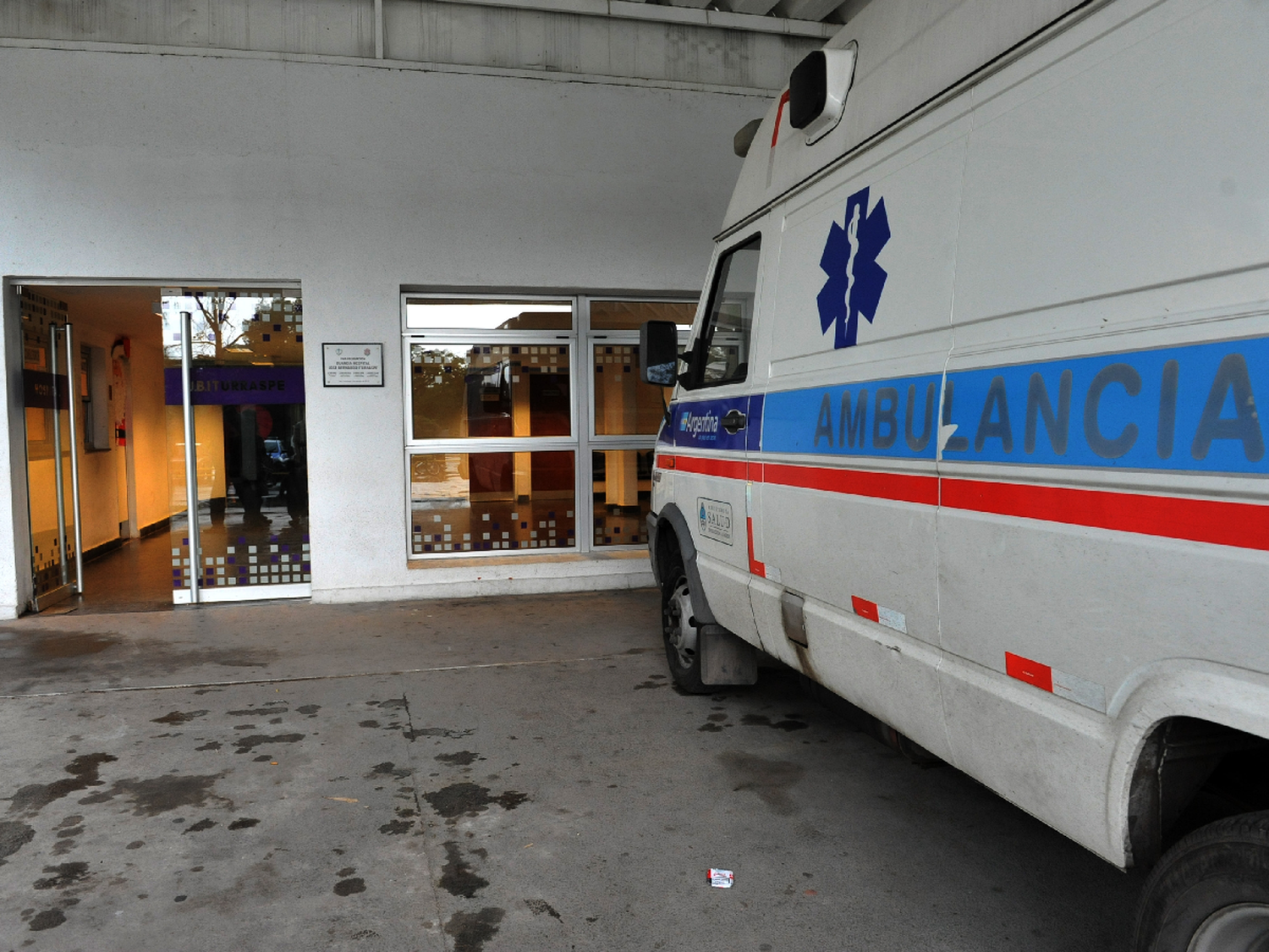  Un joven herido tras chocar moto y auto 