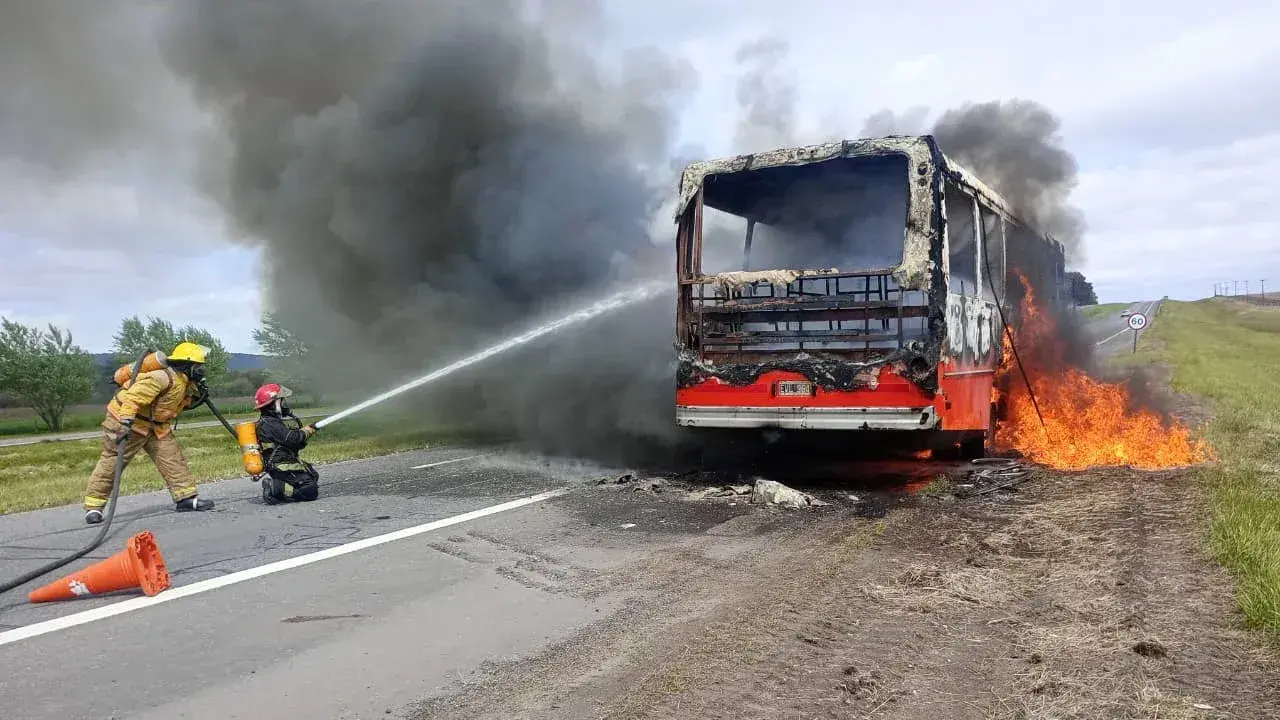 Se incendió un colectivo escolar que viajaba con chicos cerca del peaje El Dorado