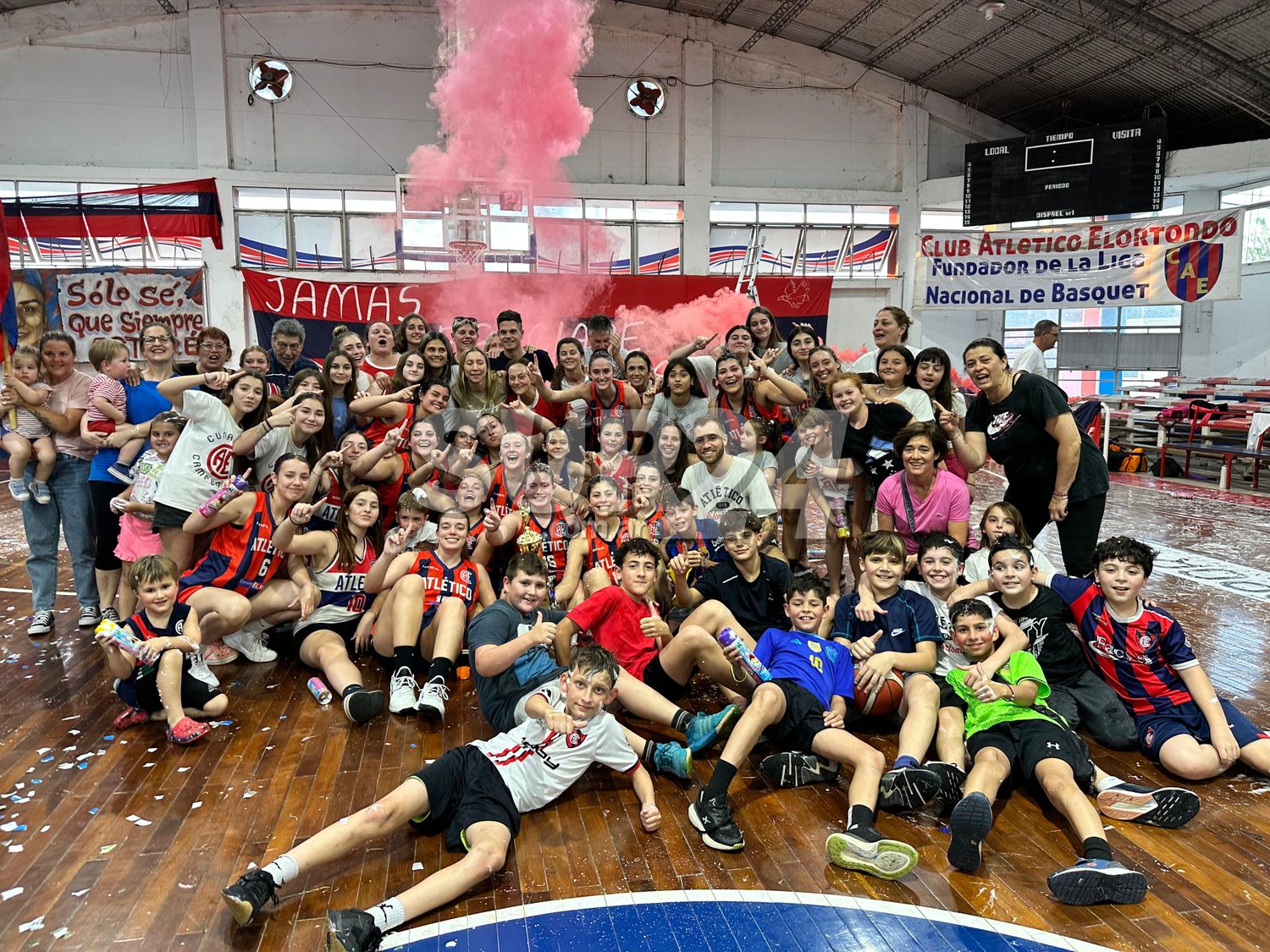 Festejo de toda la familia de Atlético tras el título. Foto: Sur24.