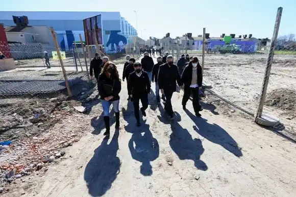 Kicillof en Villa Azul: Provincia firmó convenios para avanzar en la urbanización de barrios populares