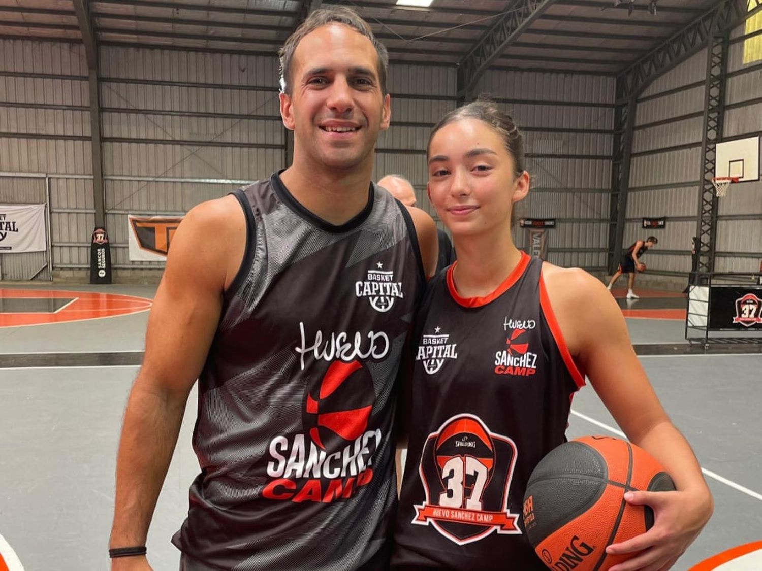 Mariano Sánchez junto a Brunella Moscuzza