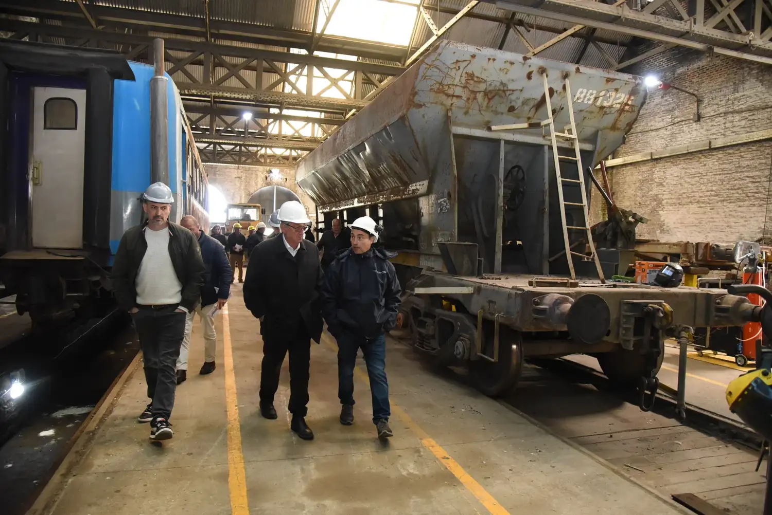 El intendente Miguel Lunghi, junto a funcionarios municipales, recorrió las instalaciones del taller ferroviario de Tecno Rail Service.