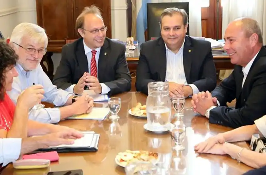 La provincia llamó a paritarias a los docentes y estatales