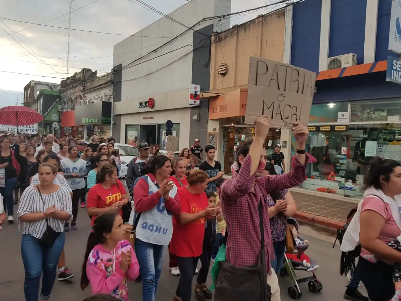 Más de 250 vecinos de Gualeguaychú protestaron contra el tarizafo