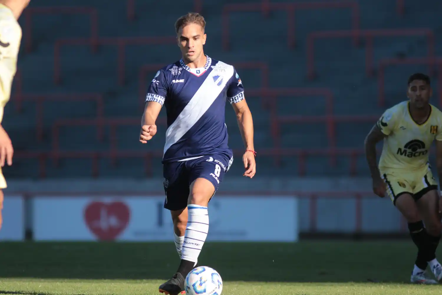 Matías Mansilla con la pelota en sus pies
