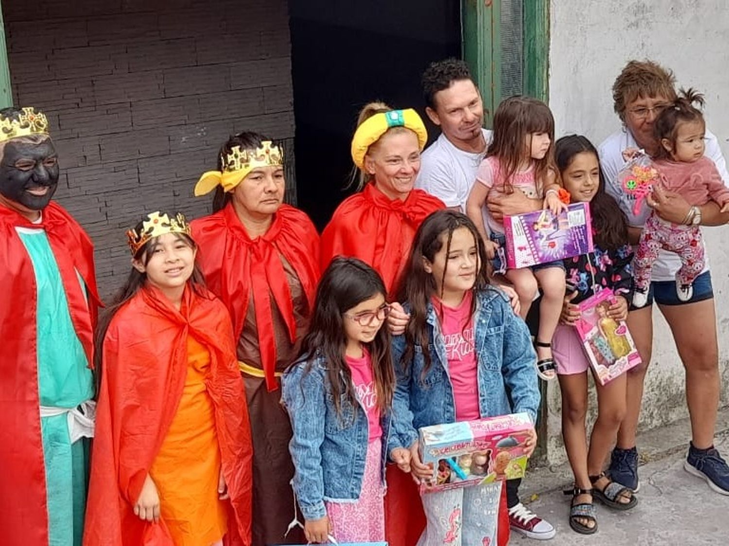 “Los Amigos Solidarios” entregaron regalos en la fiesta de “Reyes Magos”