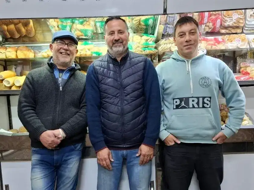 Javier Almeida, Guillermo Coronel y Horacio Daroz en atención al cliente-