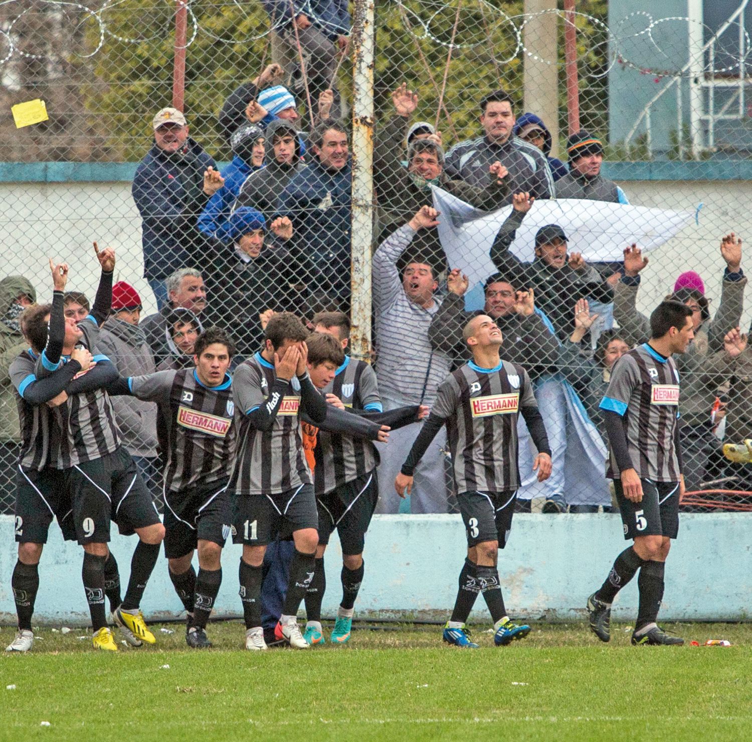 El festejo de gol más gritado en un estadio de la ciudad. La imagen de los jugadores segundos después del gol del ascenso.