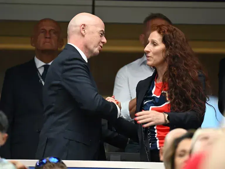 Infantino y Lise Klaveness,  enfrentados. Foto: AP