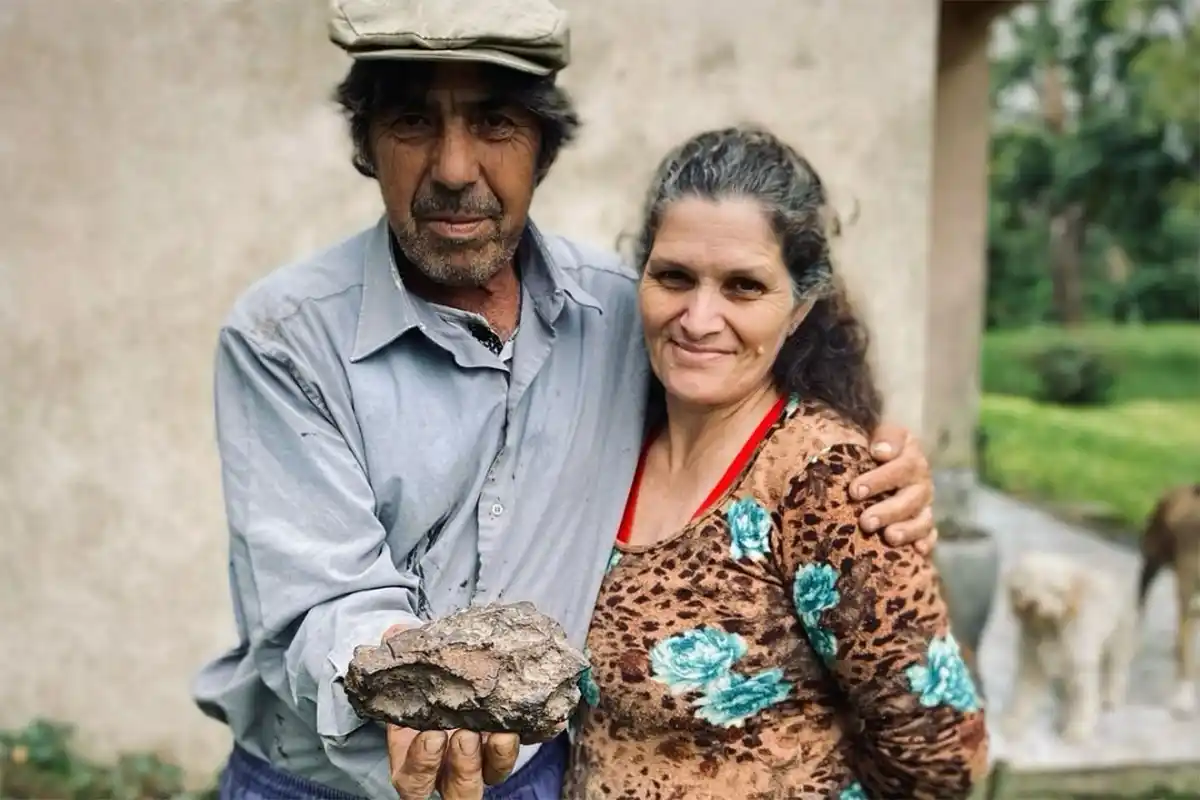 Eliseo Retamar y Sandra Arias donaron meteorito al Museo de Ciencias Naturales y Arqueología de Gualeguaychú.