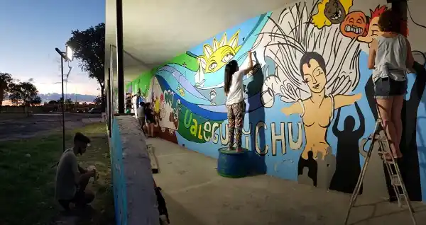 Alumnos y docentes de ISPED pintan el mural en el Museo del Carnaval
