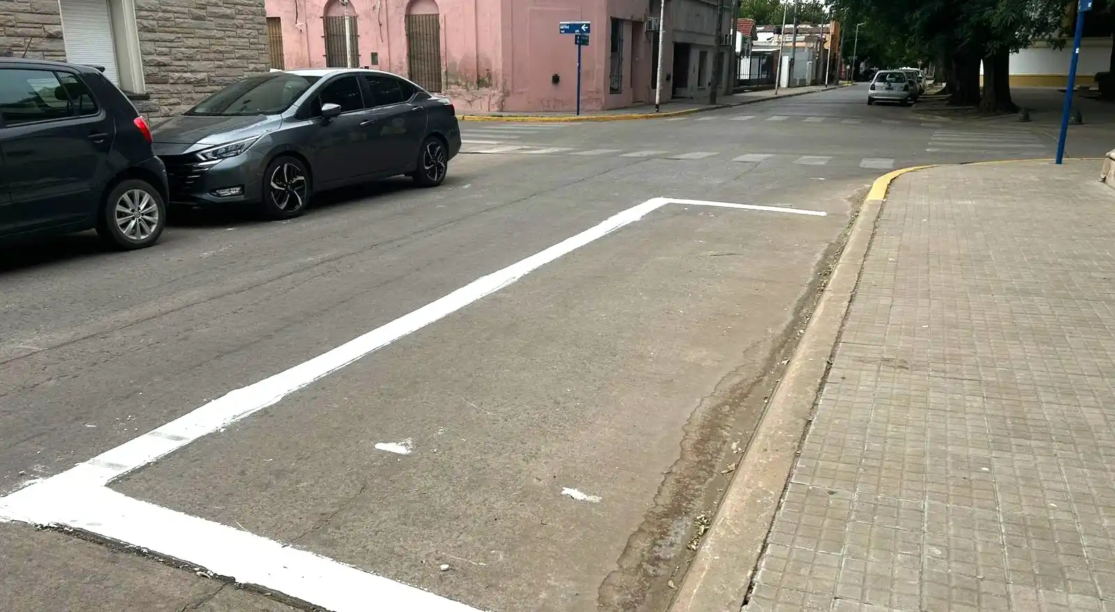 Insólito: pintaron un cajón para motos en la mano contraria a la de estacionamiento