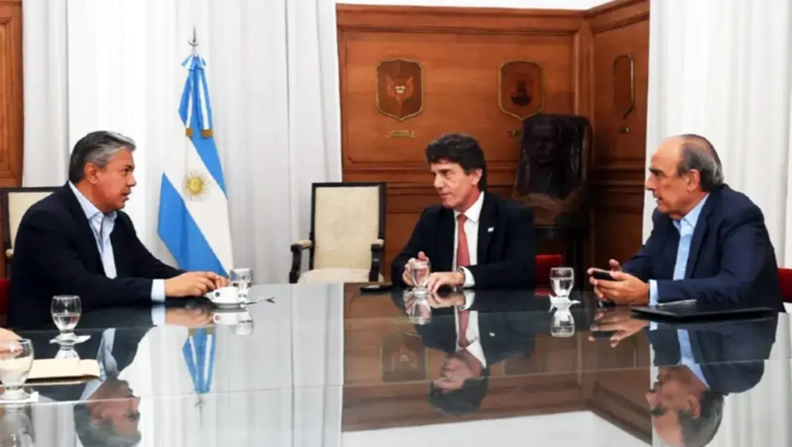El gobernador Rolando Figueroa junto al jefe de Gabinete, Guillermo Francos, y al saliente Nicolás Posse. Foto: NA